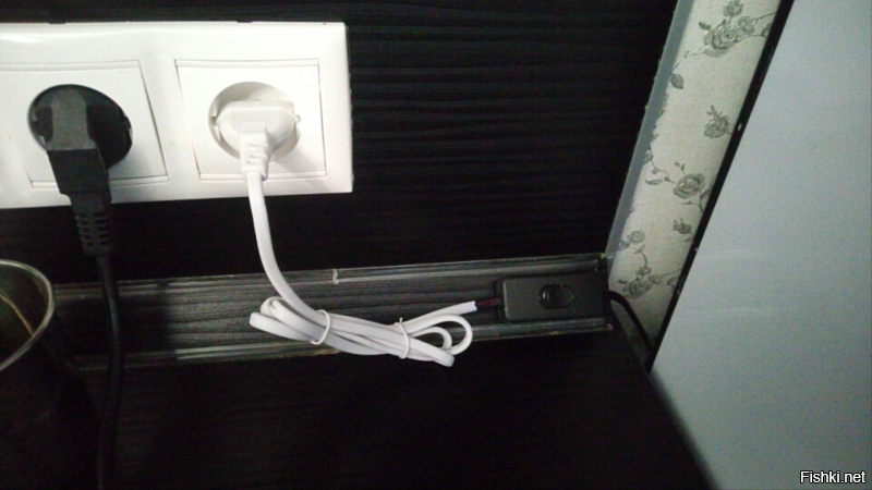 По поводу светодиодной водонепроницаемой ленты могу пояснить, что я брал одноцветную 5-ти метровую, с клавишей включения, так как на кухне не вижу смысла в гирлянде с пультом, помяните моё слово, он там не нужен. Приладил её на кухне над рабочим столом. САМОЕ ГЛАВНОЕ: просите у продавца крепежи, они в комплекте не идут, на двух сторонний скотч, даже самый сильный вы эту ленту не посадите, так как она силиконовая, плюс на кухне постоянно пар и жир, всё на хрен отвалится, придётся колхозить. Крепежей я попросил на 5 метров с запасом, но в среднем планируйте крепёж через 25 см, чтобы лента не провисала. Ниже фотки монтажа, жена пищала от восторга, мне тоже понравилось.)
П.с. Ленту брал за 880 руб.