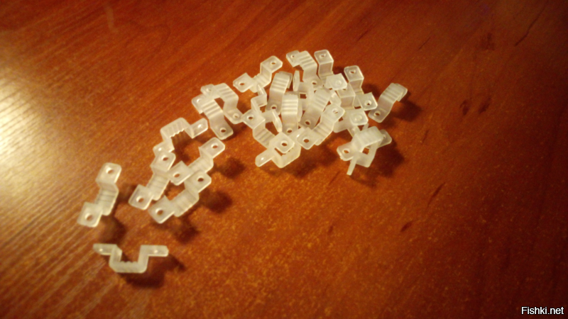 По поводу светодиодной водонепроницаемой ленты могу пояснить, что я брал одноцветную 5-ти метровую, с клавишей включения, так как на кухне не вижу смысла в гирлянде с пультом, помяните моё слово, он там не нужен. Приладил её на кухне над рабочим столом. САМОЕ ГЛАВНОЕ: просите у продавца крепежи, они в комплекте не идут, на двух сторонний скотч, даже самый сильный вы эту ленту не посадите, так как она силиконовая, плюс на кухне постоянно пар и жир, всё на хрен отвалится, придётся колхозить. Крепежей я попросил на 5 метров с запасом, но в среднем планируйте крепёж через 25 см, чтобы лента не провисала. Ниже фотки монтажа, жена пищала от восторга, мне тоже понравилось.)
П.с. Ленту брал за 880 руб.