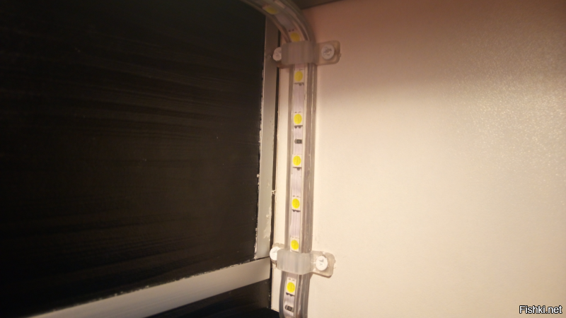 По поводу светодиодной водонепроницаемой ленты могу пояснить, что я брал одноцветную 5-ти метровую, с клавишей включения, так как на кухне не вижу смысла в гирлянде с пультом, помяните моё слово, он там не нужен. Приладил её на кухне над рабочим столом. САМОЕ ГЛАВНОЕ: просите у продавца крепежи, они в комплекте не идут, на двух сторонний скотч, даже самый сильный вы эту ленту не посадите, так как она силиконовая, плюс на кухне постоянно пар и жир, всё на хрен отвалится, придётся колхозить. Крепежей я попросил на 5 метров с запасом, но в среднем планируйте крепёж через 25 см, чтобы лента не провисала. Ниже фотки монтажа, жена пищала от восторга, мне тоже понравилось.)
П.с. Ленту брал за 880 руб.