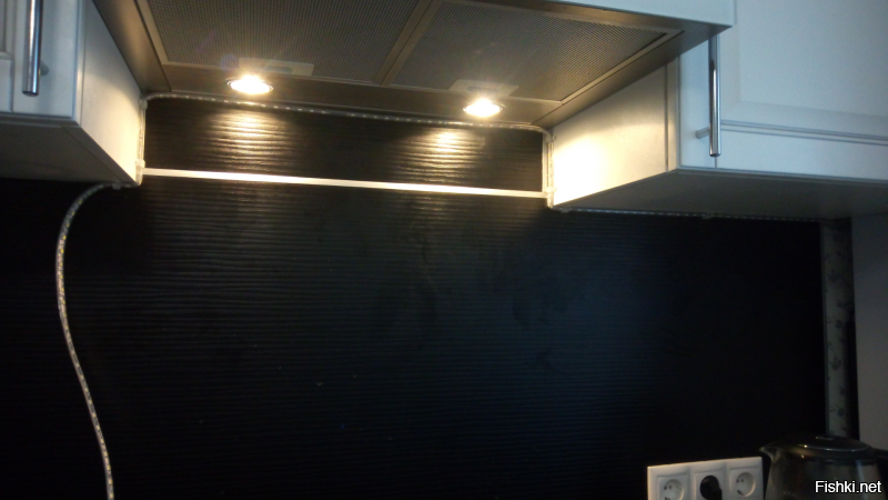 По поводу светодиодной водонепроницаемой ленты могу пояснить, что я брал одноцветную 5-ти метровую, с клавишей включения, так как на кухне не вижу смысла в гирлянде с пультом, помяните моё слово, он там не нужен. Приладил её на кухне над рабочим столом. САМОЕ ГЛАВНОЕ: просите у продавца крепежи, они в комплекте не идут, на двух сторонний скотч, даже самый сильный вы эту ленту не посадите, так как она силиконовая, плюс на кухне постоянно пар и жир, всё на хрен отвалится, придётся колхозить. Крепежей я попросил на 5 метров с запасом, но в среднем планируйте крепёж через 25 см, чтобы лента не провисала. Ниже фотки монтажа, жена пищала от восторга, мне тоже понравилось.)
П.с. Ленту брал за 880 руб.