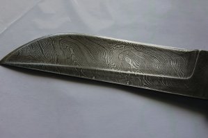 Вот один из моих ножей.Я доволен.Агрессивный и точный рез.Единственный минус-требует уход.Как минимум-вытирать насухо.