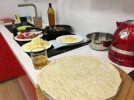 спасибо, сам делаю не плохо), 300 градусов 6 минут (все отлично получается), а при 500 градусов готовится минуты 3.
Мука залог аутентичной пиццы, и не пичкать ее как пирог, и все будет отлично)