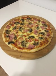 спасибо, сам делаю не плохо), 300 градусов 6 минут (все отлично получается), а при 500 градусов готовится минуты 3.
Мука залог аутентичной пиццы, и не пичкать ее как пирог, и все будет отлично)