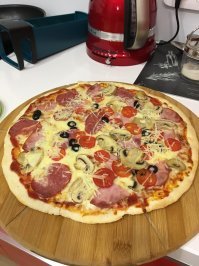 спасибо, сам делаю не плохо), 300 градусов 6 минут (все отлично получается), а при 500 градусов готовится минуты 3.
Мука залог аутентичной пиццы, и не пичкать ее как пирог, и все будет отлично)