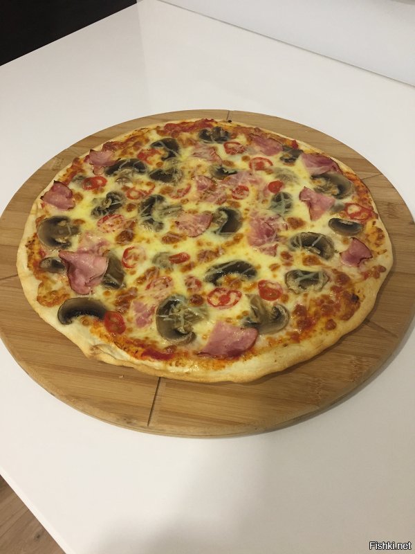 спасибо, сам делаю не плохо), 300 градусов 6 минут (все отлично получается), а при 500 градусов готовится минуты 3.
Мука залог аутентичной пиццы, и не пичкать ее как пирог, и все будет отлично)