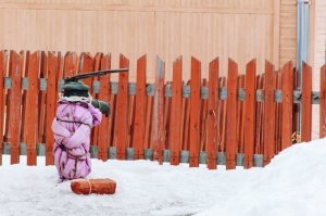 "С первого взгляда может показаться, что это ребёнок у колонки, но нет. В данном случае   народный способ утепления из того, что было."- автор, мозг себе утепли ) Это не утепление, а средство борьбы от наледи- зимой колонка постепенно обрастает льдом от брызг воды, превращаясь в гигантскую сосульку растущую снизу вверх, так вот что бы этого не было, её обернули курткой, как только начинает появляться корка льда, ее сбивают кирпичом, который лежит рядом на верёвочке. А курткой обернули потому, что сбить лёд с мягкой поверхности гораздо проще, чем с железной трубы. Вот так просто всё. А утеплять колонку не надо, её конструкция такая, что вода там не замерзнет.
