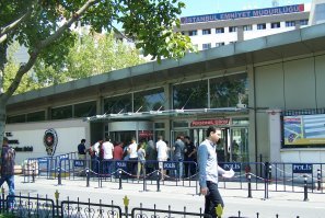 Меня турецкий мудурлуг чуть из автомата не застрелил, когда я полицейское управление Стамбула фотографировал. Но я всё равно его снял, вот оно. Там и название их написано - мудурлуги.