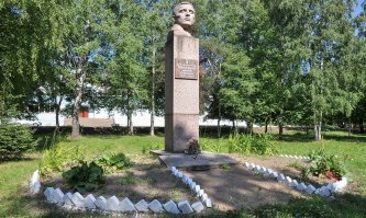 13 января 1943 года в бою за Синявинские высоты у поселка Марьино (ныне в черте города Кировск Ленинградской области) стрелковой роте 270-го стрелкового полка 136-й стрелковой дивизии Ленинградского фронта, в которой находился стрелок красноармеец Дмитрий Семёнович Молодцов, была поставлена задача уничтожить батарею 305-миллиметровых пушек, обстреливавших наши позиции. Продвижение роты было остановлено пулемётным огнем из дзота, прикрывавшим позиции батареи. Молодцов добровольно вызвался подавить вражескую огневую точку. Он подобрался к дзоту и несколькими гранатами заставил замолчать пулемёт противника. Но когда рота перешла в атаку, пулемёт заработал снова. Не имея гранат, воин закрыл своим телом амбразуру дзота. Рота захватила батарею противника, двенадцать автомашин, несколько пулеметов, много снарядов и различного военного имущества.
Указом Президиума Верховного Совета СССР от 10 февраля 1943 года за образцовое выполнение боевых заданий Командования на фронте борьбы с немецкими захватчиками и проявленные при этом отвагу и геройство красноармейцу Молодцову Дмитрию Семеновичу присвоено звание Героя Советского Союза (посмертно).
Могила Героя находится в Кировске. В городе Сертолово (Ленинградской области) его именем названа центральная улица, памятник установлен у школы  1.