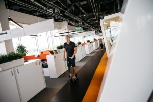 В основном, конечно, все это не у нас... Хотя в яндексе, мэйле и прочих, наверное, тоже подобных приколюх хватает.
А в московском офисе Адидаса на самокатах ездят, например.