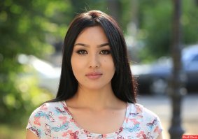 автор. билЯтЪ 
заголовок как у желтой прессы. а в итоге видим каких-то "звездных" баб.
вот посмотри на эти лица, вот мировые (симпатичные) казашки