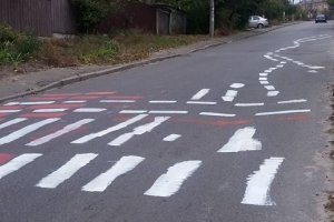 У нас в России и старую разметку еще не научились наносить, а тут уже новую придумали.
Вот почему, слово Х.Й нарисованное на асфальте баллончиком сохрянает свой первозданный вид в течении многих лет, а дорожная разметка, нанесенная вроде как специальной краской, начинает стираться уже через несколько месяцев