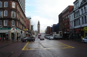 Ну автор конечно сгустил краски,не так всё там страшно,но то что местные не любят англичан-это конечно факт.А так город интересный,только погода там дрянь,ооочень сыро и всё время дожди.Кстати автор ничего не потерял не попав в музей Титаника,маленькое зданьице с микроэкспозицией,абсолютно ничего интересного.Уж лучше сходить посмотреть верфь,где Титаник строился.