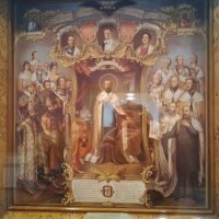 Поди забыли? Память нынче у людей короткая. "Клиповое мышление".
________________________________________________________
2017год:
В прошлом году Представители русского дворянства направили письмо президенту России Владимиру Путину с призывом не допустить предоставления особого статуса Марии Романовой. 
В обращении подчеркивалось, что Мария называет себя главой Дома Романовых, но на деле таковой не является.  Она принимает не заслуженные ею почести, покупает расположение высокопоставленных лиц, жалуя им фальшивые дворянские титулы и царские ордена, в то время как никаких прав престолонаследия, равно как и права называть себя главой Дома Романовых, у Марии Владимировны нет ,   писали авторы послания. Единственным легитимным главой Дома, как отметили представители дворянства, является Дмитрий Романович Романов, который не претендует на восстановление империи.

Помимо этого в письме, в частности, говорится, что отец Марии Романовой имел прямые связи с Гитлером и пособничал нацистам.  Владимир Кириллович Романов, отец Марии Владимировны, открыто поддерживал нацистов, был близок к Адольфу Гитлеру и во время войны находился в его штабе, готовя себя к марионеточному правлению после покорения СССР. Он публично призвал русскую эмиграцию и дворян в изгнании присоединиться к армии Третьего рейха и выступить против советских войск во имя последующего восстановления монархии. Он же публично поддерживал призыв финского генерала Маннергейма воевать на стороне нацистской Германии ,   сообщалось в послании президенту. Документальное подтверждение этой информации приложено к письму, утверждали авторы письма.
__________________________________
Взято тут: