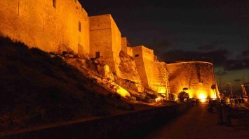 Единственное правило для посещения Северного Кипра - обещать не посещать его при аренде машины, южнокипрская страховка там не действует. Не устроите ДТП, никто не узнает, никаких штампов не ставят, даже нарушения правил не передадут. Стоит пропуск для машины Туда - 20 евро. Если надо только отметится, достаточно приехать в Никосию и в центре города пешком пройти за разделительную линию. Пропускают всех с загранпаспортом. Но интереснее конечно на машине. Странно, что в посте нет фото пожалуй самой известной "достопримечательности" С.Кипра - покинутого жителями за одни сутки престижного района города Фамагуста - бывшего пляжного центра Кипра. С тех пор территория огорожена и охраняется от мародеров. Обычно все снимки сделаны с того места, где я снимал - пляжа небольшого отеля за оградой. Только успел сделать несколько снимков из будки высунулся военный и стал меня гнать. Вообще до разделения все основные курорты и пляжи были на турецкой стороне, поэтому отстроившие курорты греки не очень рады объединению из-за конкуренции. В общем рекомендую прокатиться, есть интересные места. Как написано в посте многое запущено и потрепано, но вполне безопасно.