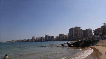 Единственное правило для посещения Северного Кипра - обещать не посещать его при аренде машины, южнокипрская страховка там не действует. Не устроите ДТП, никто не узнает, никаких штампов не ставят, даже нарушения правил не передадут. Стоит пропуск для машины Туда - 20 евро. Если надо только отметится, достаточно приехать в Никосию и в центре города пешком пройти за разделительную линию. Пропускают всех с загранпаспортом. Но интереснее конечно на машине. Странно, что в посте нет фото пожалуй самой известной "достопримечательности" С.Кипра - покинутого жителями за одни сутки престижного района города Фамагуста - бывшего пляжного центра Кипра. С тех пор территория огорожена и охраняется от мародеров. Обычно все снимки сделаны с того места, где я снимал - пляжа небольшого отеля за оградой. Только успел сделать несколько снимков из будки высунулся военный и стал меня гнать. Вообще до разделения все основные курорты и пляжи были на турецкой стороне, поэтому отстроившие курорты греки не очень рады объединению из-за конкуренции. В общем рекомендую прокатиться, есть интересные места. Как написано в посте многое запущено и потрепано, но вполне безопасно.