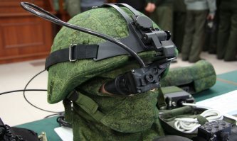 Ну современными шлемами нужно было закончить. Для экипировки  Ратник  был разработан и новый многослойный шлем. Его основным преимуществом стала низкая масса   всего 1300 граммов. При этом по своим характеристикам он ничуть не хуже иностранных  тяжёлых  моделей: точно так же шлем защищает от осколков и способен выдержать попадание 9-миллиметровой пистолетной пули с пяти метров.

Признан самым легким и прочным современным общевойсковым шлемом в России и во всем мире.

При создании этого шлема специалисты отдали предпочтение структуре из трех слоёв: композитная оболочка с внешней стороны, дискретно-тканевый материал, который сейчас используется как альтернатива прошловековой стали. С внутренней стороны также используется композитный материал. Удобство его использования заключается в том, что ударная волна как бы рассеивается и приводит к упругой деформации материала. Оболочка прогибается на допустимые значения, однако остается невредимой.

В итоге бронешлем обеспечивает осколочную защиту с вероятностью 50%, которые летят на приличной скорости в 630 м/с.