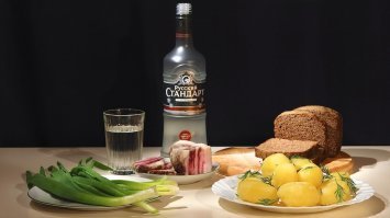 Нахрен нам этот фастфуд? Вот что нужно:

У непьющих водку можно заменить квасом.