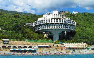 А фото на заставке об архитектуре советского модернизма не откомментировали.. На фото здание санатория Дружба на Южном Берегу Крыма .Сейчас называется Курпаты по названию местности. Здание очень необычное, внесёно в топ-50 необычных зданий Мира.