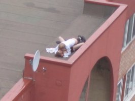 Бетонные истории: Фотограф показал, чем занимаются жители на крышах Гонконга