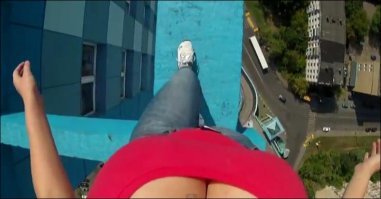 Бетонные истории: Фотограф показал, чем занимаются жители на крышах Гонконга