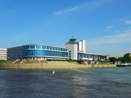 А мне наш, омский, нравится. Прям корабль.