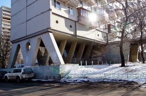 А слева от гостиницы "Космос" стоИт один из "домов на курьих ножках" (проспект мира, дом 184, корпус 2).