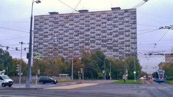 А слева от гостиницы "Космос" стоИт один из "домов на курьих ножках" (проспект мира, дом 184, корпус 2).