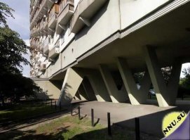 А слева от гостиницы "Космос" стоИт один из "домов на курьих ножках" (проспект мира, дом 184, корпус 2).