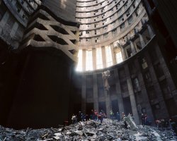 Негры только и умеют что прихватизировать плоды деятельности белой культуры, и потом это удачно профукать и разворовать - погрязнув в кровавых междоусобицах и геноциде по религиозному и этническому принципу. В конечно итоге скатываются обратно к племенному феодализму.
Естественно виноваты белые, кто ж ещё. Яркий пример  город Йоханнесбург. Ну и на данный момент Детройт летит в тар тарары, потому что белое население фактически от туда изгнано. Не важно какие ресурсы таит в себе земля, если вместо рациональных и умелых хозяев туда прибегает кучка обезьян с оружием и начинают вопить про независимость. Работать надо, а не речи толкать о многовековом притеснении и "сейчас вот точно заживём"