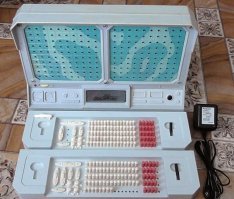 У меня в детстве такой был...противные звуки издавал, но было очень прикольно играть