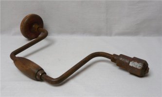 Вот таким коловоротом фигачил дырки на трудах, ручные дрели были у мажоров :)