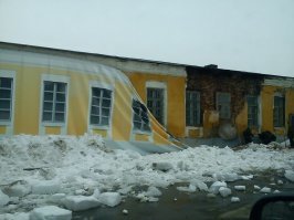 Вспомните как у нас в городах готовили старые и разваливающиеся дома для показухи. А тут всего лишь улыбку отфотошопили...