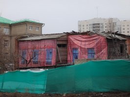 Вспомните как у нас в городах готовили старые и разваливающиеся дома для показухи. А тут всего лишь улыбку отфотошопили...