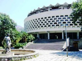 Санаторий Курпаты, поселок Курпаты расположен в 8 км от центра Ялты, между курортными поселками Ливадия и Гаспра, на самом берегу Черного моря. 
Основной корпус отделения санатория по своим планировочным и конструктивным решениям не имеет аналогов и является уникальным. Форма зданий позволяет расширить границу обзора, из окон открывается прекрасный вид на морские просторы и неповторимый крымский ландшафт. В корпусе оборудована прогулочная терраса, откуда открывается живописная панорама курорта. 
Здание санатория Курпаты Крым, построено по оригинальному проекту. Выполненное в виде кольца, оно установлено на трех высоких башнях-опорах, в которых размещены лифты, лестницы, коммуникации. На нижнем уровне здания находится бассейн с морской водой, широкие окна которого создают иллюзию открытого моря.

На втором фото здание столовой санатория МО РФ в Ялте.

На третьем - гостиница "Ялта Интурист".