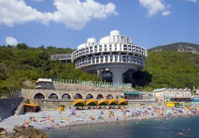 Санаторий Курпаты, поселок Курпаты расположен в 8 км от центра Ялты, между курортными поселками Ливадия и Гаспра, на самом берегу Черного моря. 
Основной корпус отделения санатория по своим планировочным и конструктивным решениям не имеет аналогов и является уникальным. Форма зданий позволяет расширить границу обзора, из окон открывается прекрасный вид на морские просторы и неповторимый крымский ландшафт. В корпусе оборудована прогулочная терраса, откуда открывается живописная панорама курорта. 
Здание санатория Курпаты Крым, построено по оригинальному проекту. Выполненное в виде кольца, оно установлено на трех высоких башнях-опорах, в которых размещены лифты, лестницы, коммуникации. На нижнем уровне здания находится бассейн с морской водой, широкие окна которого создают иллюзию открытого моря.

На втором фото здание столовой санатория МО РФ в Ялте.

На третьем - гостиница "Ялта Интурист".