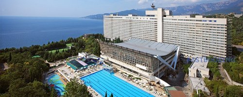 Санаторий Курпаты, поселок Курпаты расположен в 8 км от центра Ялты, между курортными поселками Ливадия и Гаспра, на самом берегу Черного моря. 
Основной корпус отделения санатория по своим планировочным и конструктивным решениям не имеет аналогов и является уникальным. Форма зданий позволяет расширить границу обзора, из окон открывается прекрасный вид на морские просторы и неповторимый крымский ландшафт. В корпусе оборудована прогулочная терраса, откуда открывается живописная панорама курорта. 
Здание санатория Курпаты Крым, построено по оригинальному проекту. Выполненное в виде кольца, оно установлено на трех высоких башнях-опорах, в которых размещены лифты, лестницы, коммуникации. На нижнем уровне здания находится бассейн с морской водой, широкие окна которого создают иллюзию открытого моря.

На втором фото здание столовой санатория МО РФ в Ялте.

На третьем - гостиница "Ялта Интурист".