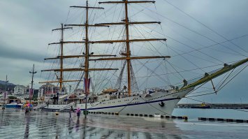 Парусник "Херсонес" пасмурным весенним днём в Ялте...Парусник долго стоял в Керчи , но после юридических формальностей по принадлежности и ремонта будет ходить по Чёрному морю с курсантами российских мореходок.