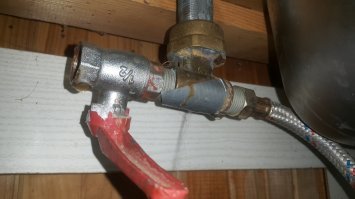 Каждое фото имеет свою подоплеку и смысл. Например, фото унитаза, столба и т.д., может, для хозяйственных нужд..например, унитаз без сидушки, может, человек сфотографировал для демонстрации продавцу сантехнического отдела, чтобы купить подходящую по крепежу и размеру. Та же логика у столба - может, линию менять собираются и кому-то надо что-то там показать. У меня, например, в телефоне вот это - сфотографировано на даче, чтобы нужному человеку объяснить, что именно там потекло. Вот и у всех так - художественной ценности никакой, а смысловая нагрузка есть.