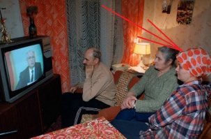 Я даже знаю, что у женщины справа под косынкой.
БИГУДИ!
У меня тётка родная перед глазами стоит. Так же, бигуди накипятит, накрутит на волосы, косынку газовую повяжет и перед телеком сядет. Ну один-в-один