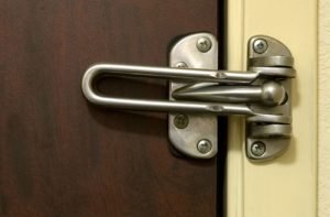 Заехав в номер гостиницы, обязательно повесьте на ручку стакан