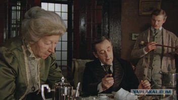 он видит ваше отражение в кофейнике.