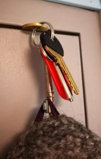 Да-да, вот именно так повесить на ключи куртку, чтобы она обязательно упала на пол в обоссаном общественном туалете.