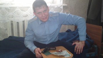 А этот молодой летеха-летун сюда не вписывается... У самого слезы на глазах от такой зарплаты или подъемных, наверно застрелиться хочет...