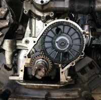 ЗМЗ-402, тоже ни ремня, ни цепей.