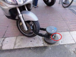 Здесь, похоже, цепь к "столбику" приварена.