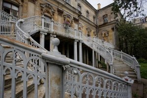 Позволите совет?) Иногда красота бывает мрачной. И такой красоты в Питере и его окрестностях тьма тьмущая)