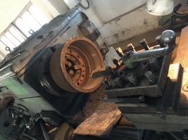 Тормозной барабан фуры разворотил бы KIA до водителя.