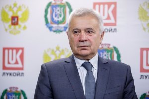 Тогда он заплачет и попросит у народа прощения, стоя в рубище на коленях...
