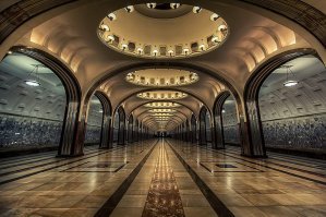 Вот самая красивая станция! Обожаю ее ) Таинственная и торжественная одновременно.