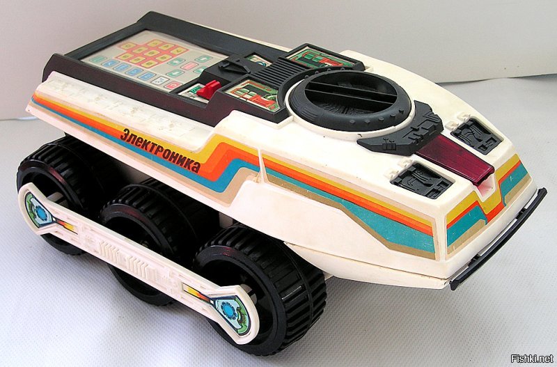 Автор, это даже не советская копия "Электроника" 1980 г. Это оригинальная американская игрушка Big Trak 1979 г.
Советская "предтеча всех этих ваших ЛЕГО" представлена ниже.